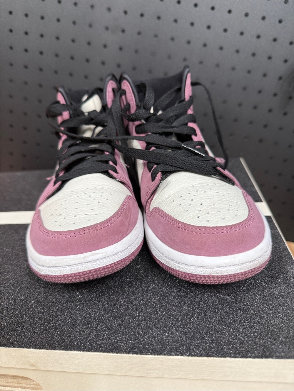 2022 Wmns Air Jordan 1 Mid SE 'Berry Pink' - Picture 2 of 5